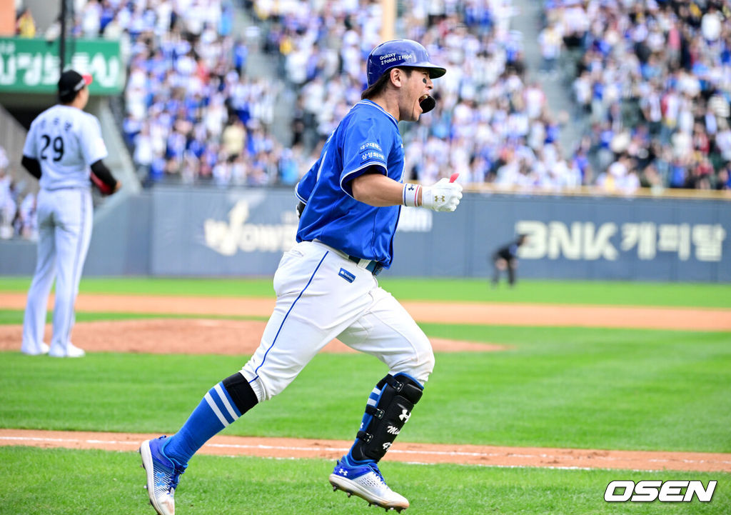 19일 서울 잠실야구장에서 ‘2024 신한 SOL뱅크 KBO 포스트시즌’ 플레이오프 4차전 LG 트윈스와 삼성 라이온즈의 경기가 열렸다.LG는 디트릭 엔스, 삼성은 데니 레예스를 4차전 선발 투수로 내세웠다.8회초 무사 선두타자로 나선 삼성 강민호가 선제 좌중간 솔로포를 날리고 그라운드를 돌며 포효하고 있다. 2024.10.19 / dreamer@osen.co.kr