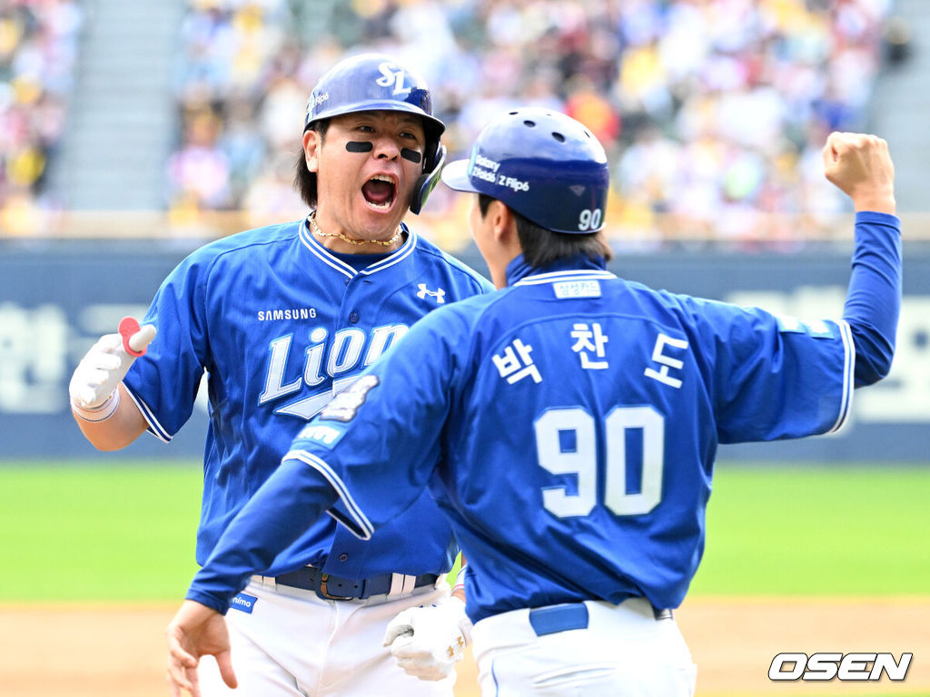 19일 서울 잠실야구장에서 ‘2024 신한 SOL뱅크 KBO 포스트시즌’ 플레이오프 4차전 LG 트윈스와 삼성 라이온즈의 경기가 열렸다.LG는 엔스, 삼성은 레예스를 4차전 선발 투수로 내세웠다.8회초 무사에서 삼성 강민호가 좌중월 솔로 홈런을 치고 환호하고 있다. 2024.10.19 / sunday@osen.co.kr