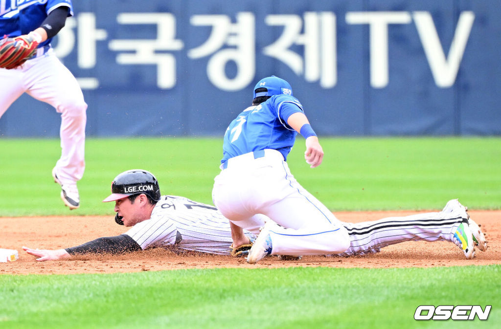 19일 서울 잠실야구장에서 ‘2024 신한 SOL뱅크 KBO 포스트시즌’ 플레이오프 4차전 LG 트윈스와 삼성 라이온즈의 경기가 열렸다.LG는 엔스, 삼성은 레예스를 4차전 선발 투수로 내세웠다.2회말 1사 1루에서 LG 오지환이 도루를 실패하고 있다. 2024.10.19 / sunday@osen.co.kr