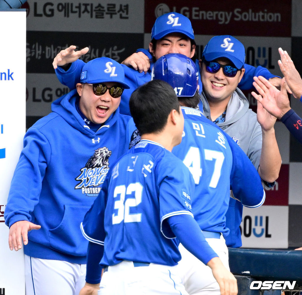 19일 서울 잠실야구장에서 ‘2024 신한 SOL뱅크 KBO 포스트시즌’ 플레이오프 4차전 LG 트윈스와 삼성 라이온즈의 경기가 열렸다.LG는 디트릭 엔스, 삼성은 데니 레예스를 4차전 선발 투수로 내세웠다.8회초 무사 선두타자로 나선 삼성 강민호가 선제 좌중간 솔로포를 날리고 홈을 밟은 뒤 박진만 감독-정대현 코치-구자욱과 기뻐하고 있다. 2024.10.19 / dreamer@osen.co.kr