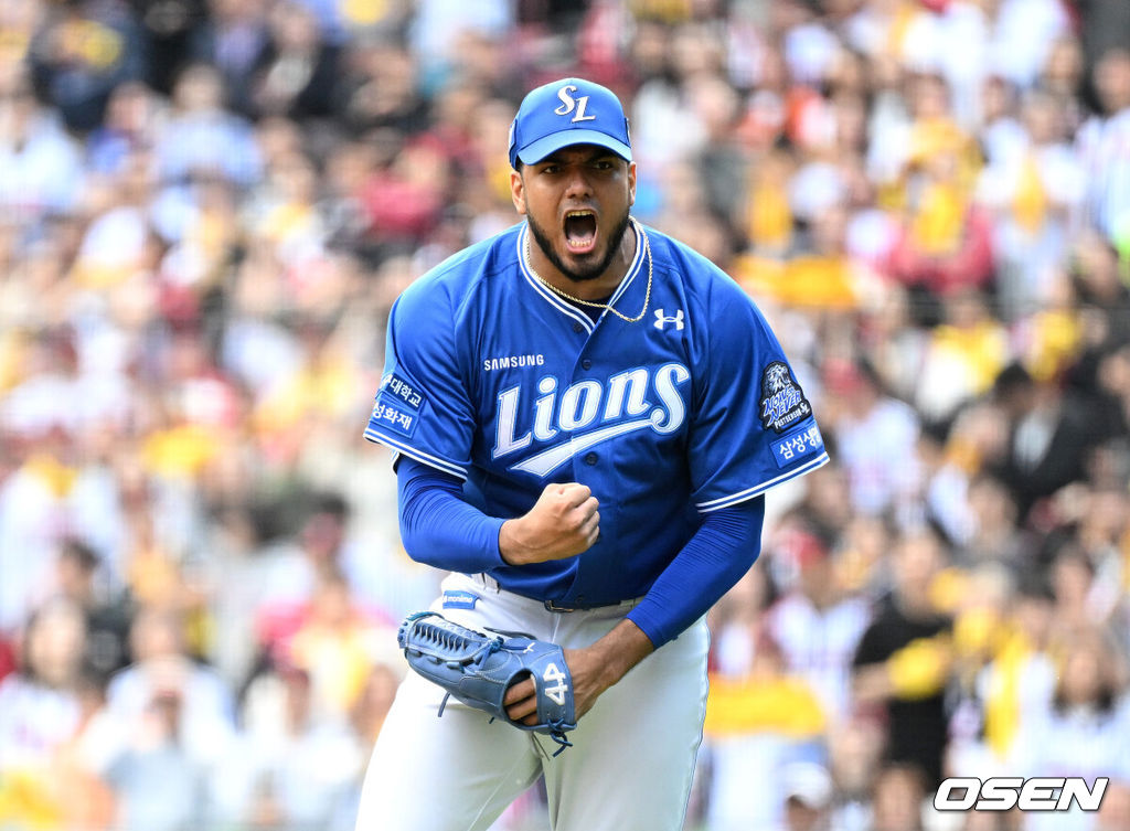 19일 서울 잠실야구장에서 ‘2024 신한 SOL뱅크 KBO 포스트시즌’ 플레이오프 4차전 LG 트윈스와 삼성 라이온즈의 경기가 열렸다.LG는 엔스, 삼성은 레예스를 4차전 선발 투수로 내세웠다.6회말 1사 1,2루에서 삼성 레예스가 LG 신민재를 병살타로 처리하고 환호하고 있다. 2024.10.19 / sunday@osen.co.kr