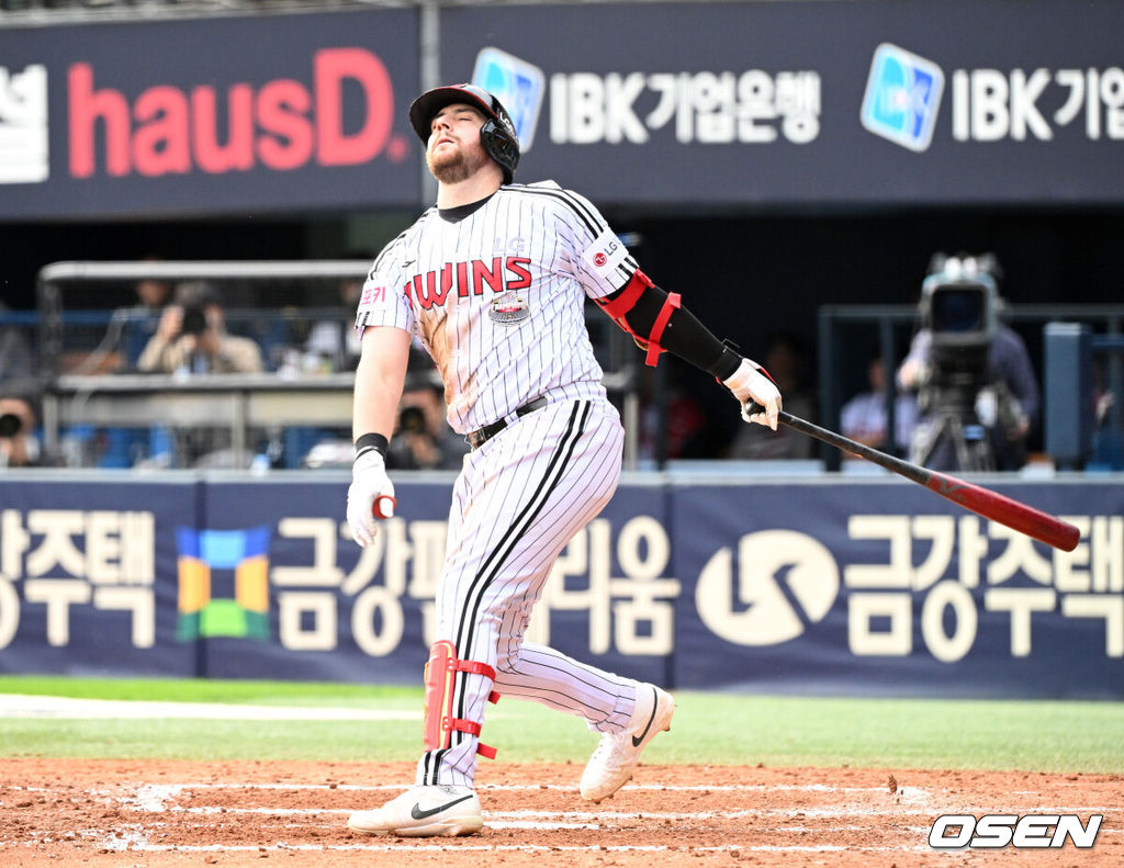 19일 서울 잠실야구장에서 ‘2024 신한 SOL뱅크 KBO 포스트시즌’ 플레이오프 4차전 LG 트윈스와 삼성 라이온즈의 경기가 열렸다.LG는 엔스, 삼성은 레예스를 4차전 선발 투수로 내세웠다.7회말 무사에서 LG 오스틴이 삼진으로 물러나고 있다. 2024.10.19 / sunday@osen.co.kr