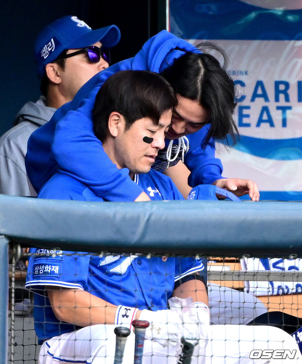 19일 서울 잠실야구장에서 ‘2024 신한 SOL뱅크 KBO 포스트시즌’ 플레이오프 4차전 LG 트윈스와 삼성 라이온즈의 경기가 열렸다.LG는 디트릭 엔스, 삼성은 데니 레예스를 4차전 선발 투수로 내세웠다.8회초 무사 선두타자로 나선 삼성 강민호가 선제 좌중간 솔로포를 날리고 홈을 밟은 뒤 구자욱과 기뻐하고 있다. 2024.10.19 / dreamer@osen.co.kr