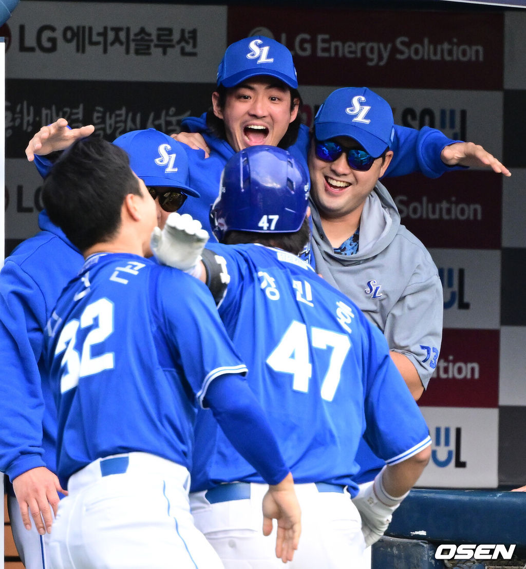 19일 서울 잠실야구장에서 ‘2024 신한 SOL뱅크 KBO 포스트시즌’ 플레이오프 4차전 LG 트윈스와 삼성 라이온즈의 경기가 열렸다.LG는 디트릭 엔스, 삼성은 데니 레예스를 4차전 선발 투수로 내세웠다.8회초 무사 선두타자로 나선 삼성 강민호가 선제 좌중간 솔로포를 날리고 홈을 밟은 뒤 박진만 감독-정대현 코치-구자욱과 기뻐하고 있다. 2024.10.19 / dreamer@osen.co.kr