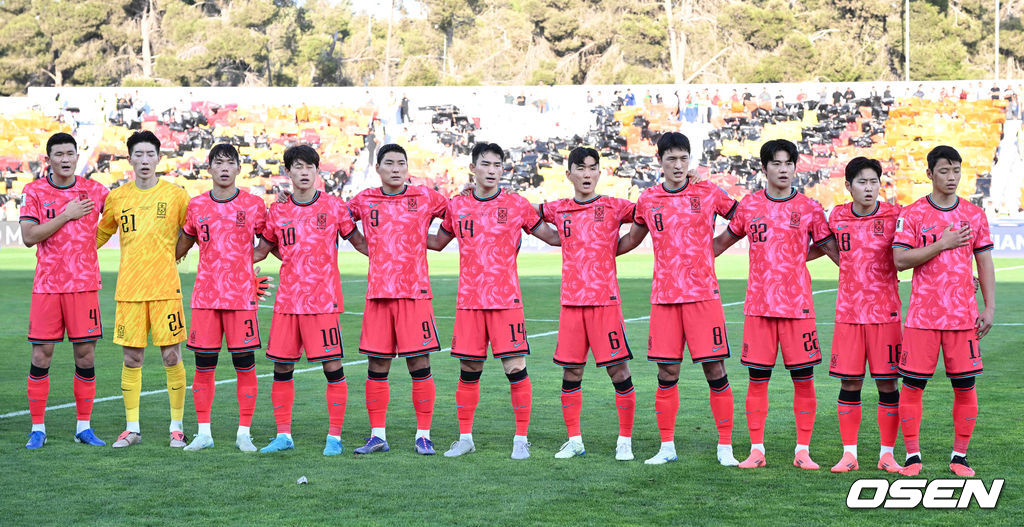 10일 오후(한국시간) 요르단 암만 국제경기장에서 2026 국제축구연맹(FIFA) 북중미월드컵 아시아 3차 예선 B조 3차전 한국과 요르단의 경기가 열렸다.다득점에서 앞선 요르단(1승1무, 4골)이 조 선두, 한국(1승1무, 3골)은 2위다. 한국이 조 선두를 탈환하려면 반드시 요르단을 잡아야 한다. 2024.10.10 /spjj@osen.co.kr주장 손흥민(32, 토트넘 홋스퍼)이 없어도, 연이어 부상 악재가 닥쳐도 충분히 강했다. 홍명보호가 요르단 원정에서 완승을 거두며 2023 카타르 아시안컵 설욕에 성공했다. 홍명보 감독이 지휘하는 축구대표팀은 10일 오후 11시(한국시간) 요르단 암만국제경기장에서 개최된 ‘2026 북중미 월드컵 아시아지역 3차 예선 3차전’에서 요르단을 2-0으로 꺾었다.경기에 앞서 한국 선수들이 애국가를 부르고 있다. 2024.10.10 /spjj@osen.co.kr