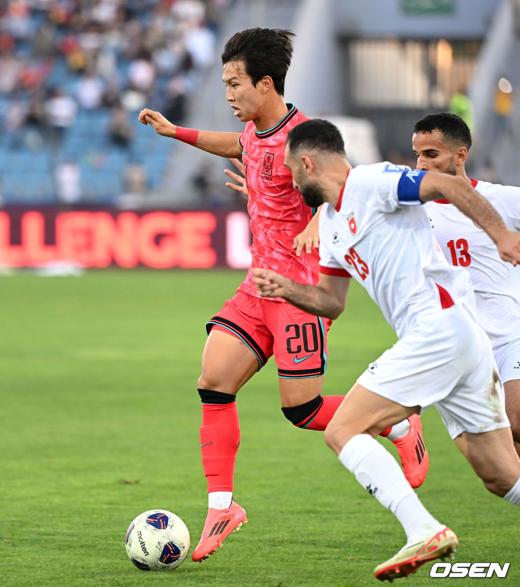 10일 오후(한국시간) 요르단 암만 국제경기장에서 2026 국제축구연맹(FIFA) 북중미월드컵 아시아 3차 예선 B조 3차전 한국과 요르단의 경기가 열렸다.<br /><br />다득점에서 앞선 요르단(1승1무, 4골)이 조 선두, 한국(1승1무, 3골)은 2위다. 한국이 조 선두를 탈환하려면 반드시 요르단을 잡아야 한다.<br /><br />전반 한국 엄지성이 드리블 돌파를 하고 있다. 2024.10.10 /spjj@osen.co.kr