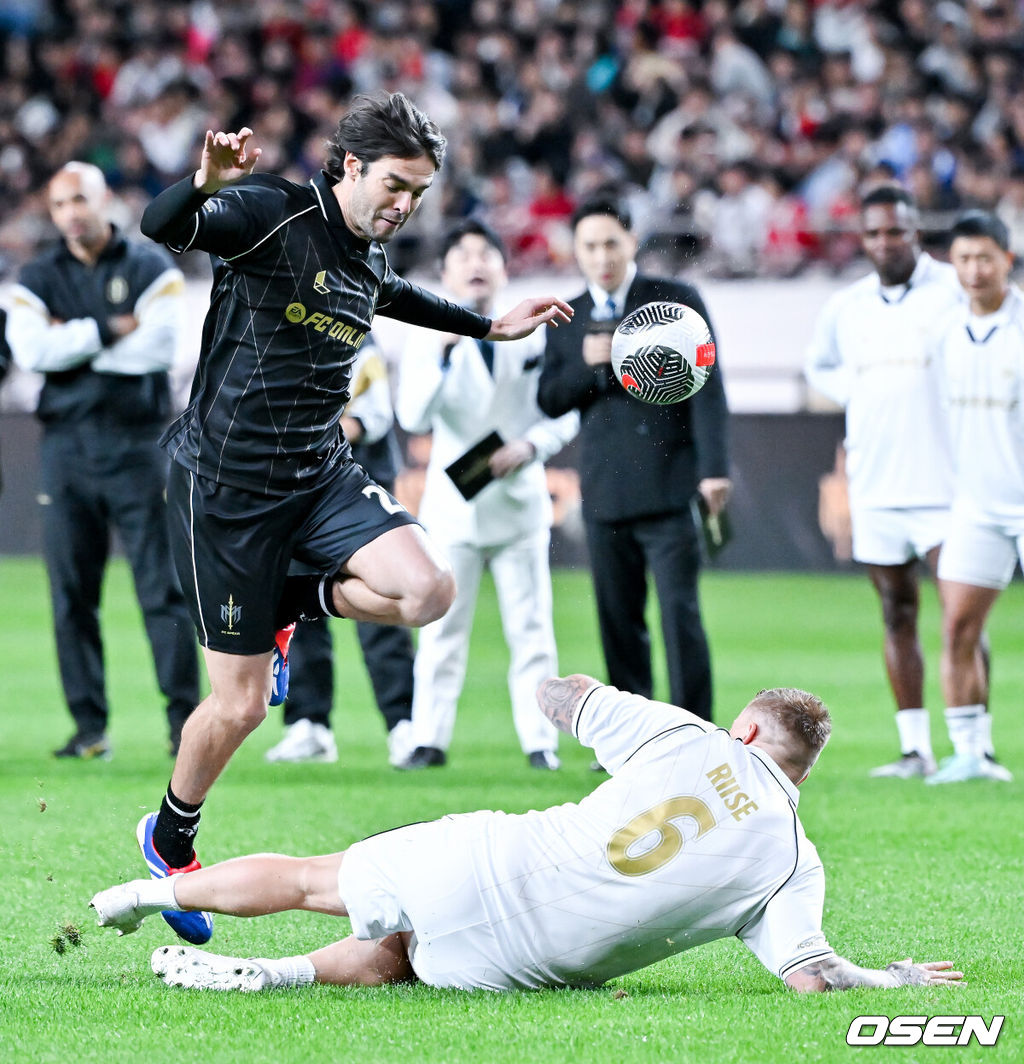 19일 오후 서울월드컵경기장에서 ‘2024 넥슨 아이콘매치(이하 ‘아이콘 매치’)’ 이벤트 매치가 진행됐다.19일과 20일 양일간 서울월드컵경기장에서 열리는 아이콘 매치는 넥슨 축구 게임 'FC 온라인'과 'FC 모바일'에서 은퇴한 전설적인 선수들로 구성된 '아이콘 클래스'에 속한 은퇴 선수들이 한국 경기장에 모이는 이색 경기다. 공격수로만 구성된 'FC 스피어' 팀과 수비수로만 구성된 '실드 유나이티드' 팀이 '창과 방패'를 콘셉트로 대결을 펼쳐 공격수와 수비수 중 어느 포지션이 더 훌륭한지 판가름한다.1라운드 1 vs 1 대결에서 카카와 리세가 대결을 펼치고 있다.  2024.10.19 / soul1014@osen.co.kr