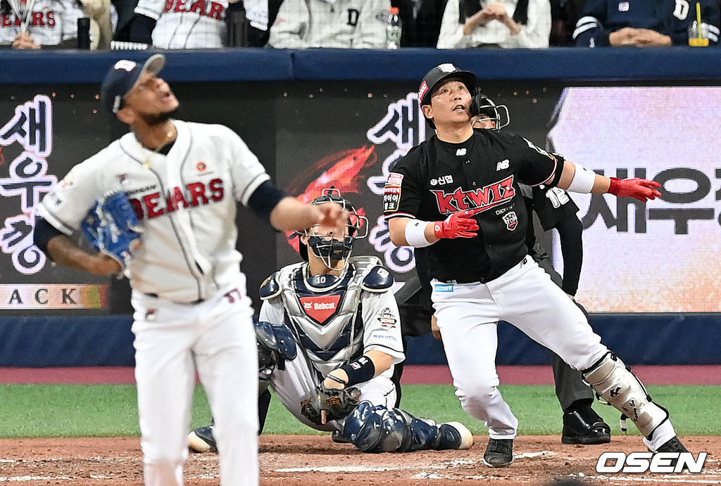 17일 오후 서울 고척스카이돔에서 ’2021 신한은행 SOL KBO리그’ 한국시리즈 3차전 두산 베어스와 KT 위즈의 경기가 열렸다.5회초 1사 주자없는 상황 KT 박경수가 선제 좌월 솔로포를 날리고 타구를 바라보고 있다.  2021.11.17 / dreamer@osen.co.kr