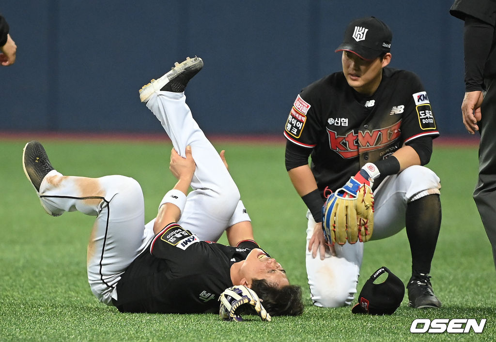 17일 오후 서울 고척스카이돔에서 두산 베어스와 KT 위즈의 2021시즌 KBO리그 한국시리즈 3차전이 열렸다.8회말 1사 1루 두산 안재석의 우익수 앞 땅볼때 박경수 2루수가 포구 과정서 부상을 당한뒤 엠뷸런스에 실리고 있다.  2021.11.17/ soul1014@osen.co.kr