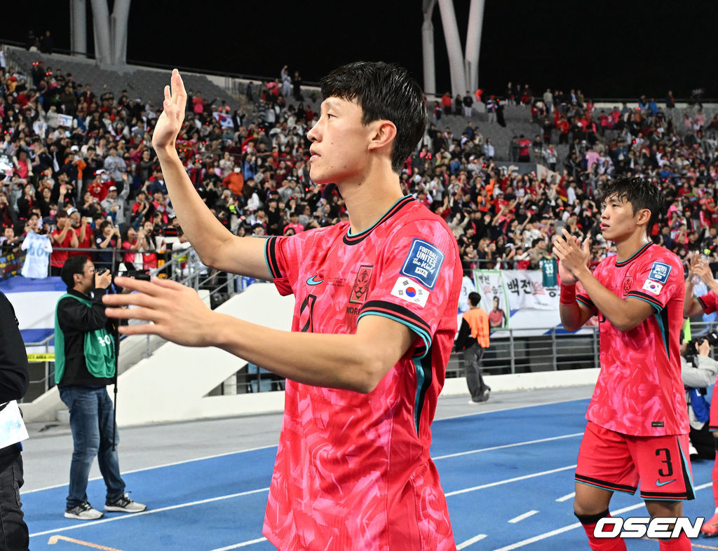 홍명보 감독이 이끄는 한국 축구대표팀은 15일 오후 8시 용인미르스타디움에서 이라크와 2026 국제축구연맹(FIFA) 북중미월드컵 아시아지역 3차예선 B조 4차전을 치러 3-2로 이겼다.<br /><br />한국은 3승 1무, 승점 10을 기록하며 조 1위를 유지했다. 이라크는 2승 1무 1패, 승점 7로 2위.<br /><br />경기 종료 후 한국 이재성이 관중석을 향해 인사를 하고 있다. 2024.10.15 /sunday@osen.co.kr