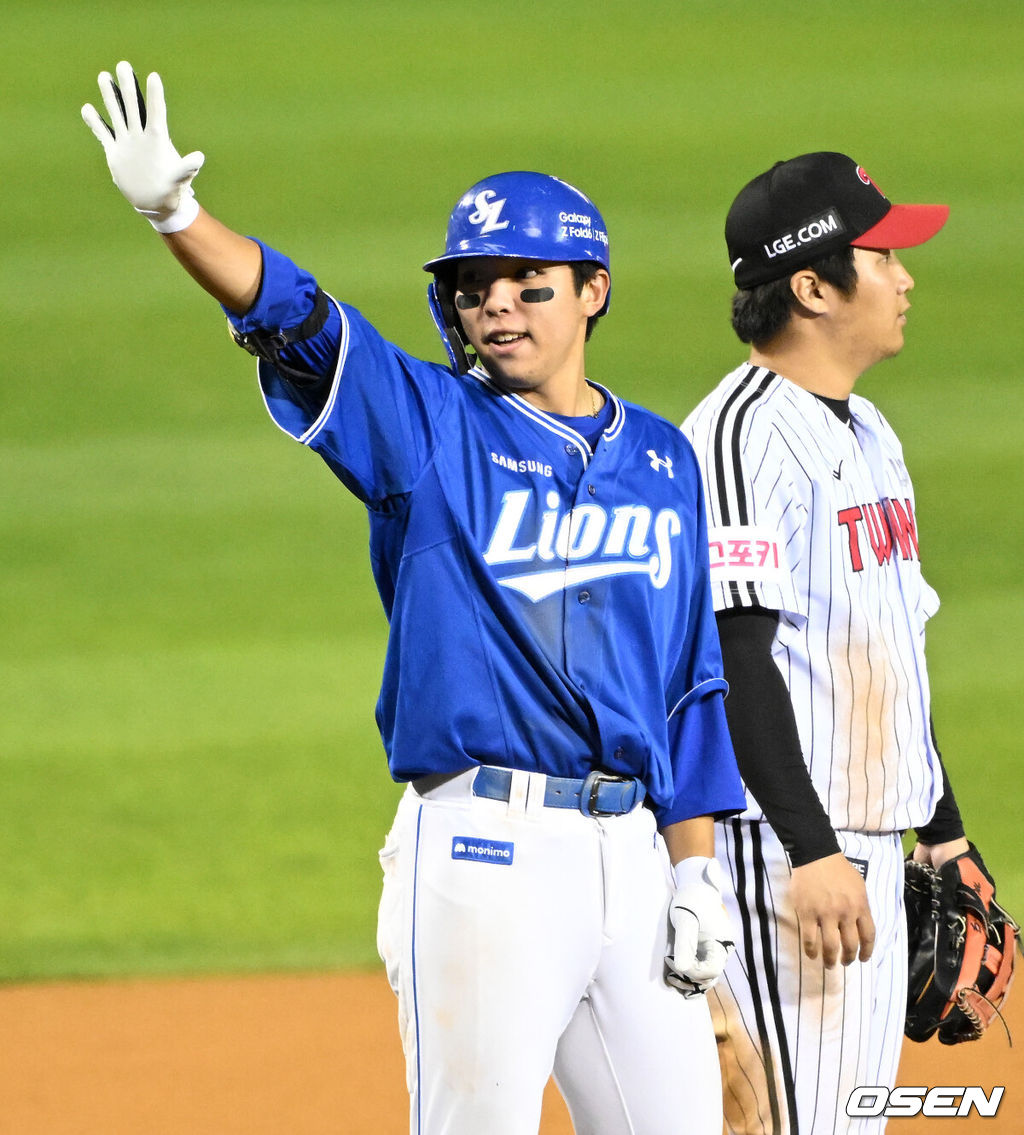 17일 서울 잠실야구장에서 ‘2024 신한 SOL뱅크 KBO 포스트시즌’ 플레이오프 3차전 LG 트윈스와 삼성 라이온즈의 경기가 열렸다.LG는 임찬규, 삼성은 황동재를 3차전 선발 투수로 내세웠다.7회초 2사에서 삼성 김영웅이 3루타를 치고 환호하고 있다. 2024.10.17 / sunday@osen.co.kr