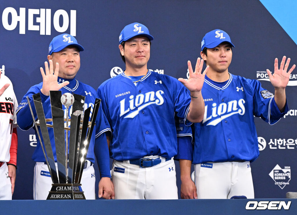 20일 오후 광주 라마다플라자 충장호텔에서 2024 신한 SOL뱅크 KBO 한국시리즈 미디어데이가 열렸다.7년 만의 통합 우승을 노리는 KIA에서는 이범호 감독과 양현종, 김도영이 참석했으며 10년 만에 정상 탈환을 노리는 삼성에서는 박진만 감독과 강민호, 김영웅이 참석했다. 삼성 박진만 감독, 강민호, 김영웅이 포토타임을 가지고 있다. 2024.10.20 / sunday@osen.co.kr