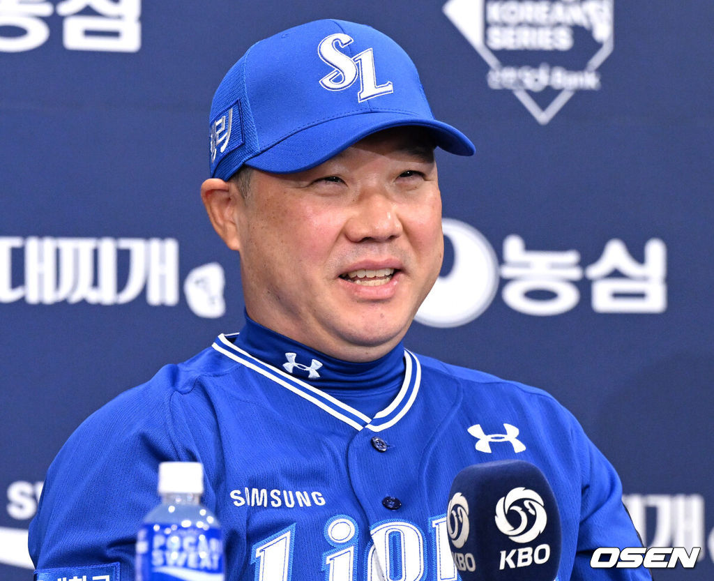 20일 오후 광주 라마다플라자 충장호텔에서 2024 신한 SOL뱅크 KBO 한국시리즈 미디어데이가 열렸다.7년 만의 통합 우승을 노리는 KIA에서는 이범호 감독과 양현종, 김도영이 참석했으며 10년 만에 정상 탈환을 노리는 삼성에서는 박진만 감독과 강민호, 김영웅이 참석했다. 삼성 박진만 감독이 취재진 질문에 답하고 있다. 2024.10.20 / sunday@osen.co.kr