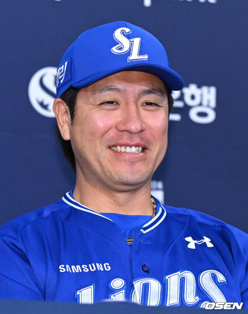 20일 오후 광주 라마다플라자 충장호텔에서 2024 신한 SOL뱅크 KBO 한국시리즈 미디어데이가 열렸다.7년 만의 통합 우승을 노리는 KIA에서는 이범호 감독과 양현종, 김도영이 참석했으며 10년 만에 정상 탈환을 노리는 삼성에서는 박진만 감독과 강민호, 김영웅이 참석했다. 삼성 강민호가 취재진의 질문을 듣고 있다. 2024.10.20 / sunday@osen.co.kr