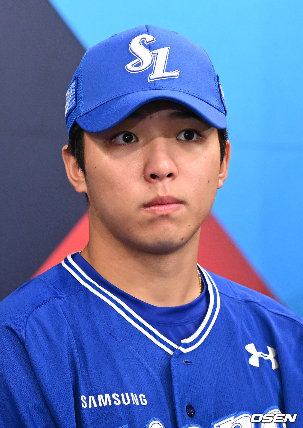 20일 오후 광주 라마다플라자 충장호텔에서 2024 신한 SOL뱅크 KBO 한국시리즈 미디어데이가 열렸다.7년 만의 통합 우승을 노리는 KIA에서는 이범호 감독과 양현종, 김도영이 참석했으며 10년 만에 정상 탈환을 노리는 삼성에서는 박진만 감독과 강민호, 김영웅이 참석했다. 삼성 김영웅이 취재진의 질문을 듣고 있다. 2024.10.20 / sunday@osen.co.kr