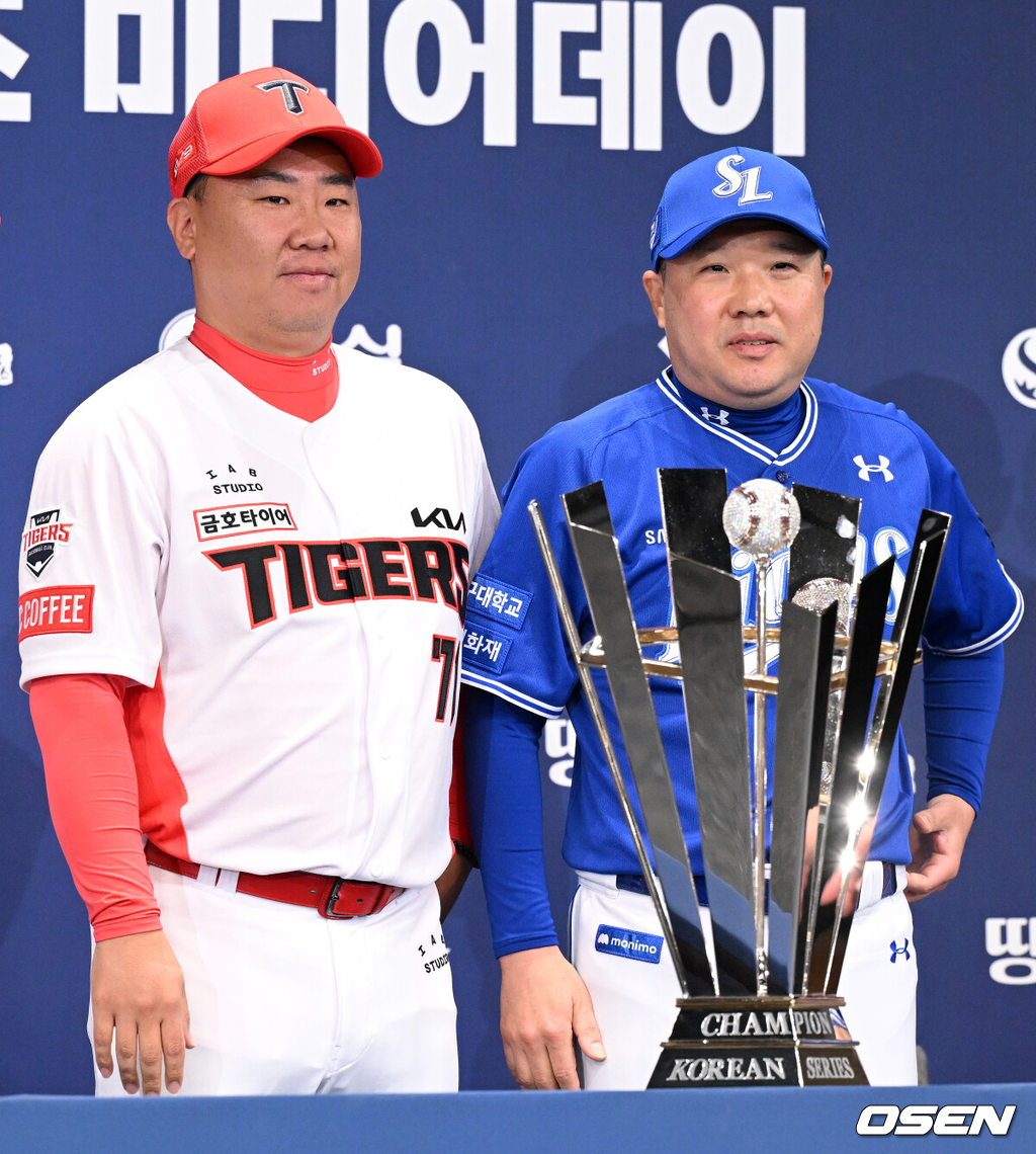 20일 오후 광주 라마다플라자 충장호텔에서 2024 신한 SOL뱅크 KBO 한국시리즈 미디어데이가 열렸다.7년 만의 통합 우승을 노리는 KIA에서는 이범호 감독과 양현종, 김도영이 참석했으며 10년 만에 정상 탈환을 노리는 삼성에서는 박진만 감독과 강민호, 김영웅이 참석했다.KIA 이범호, 삼성 박진만 감독이 포토타임을 가지고 있다. 2024.10.20 / sunday@osen.co.kr