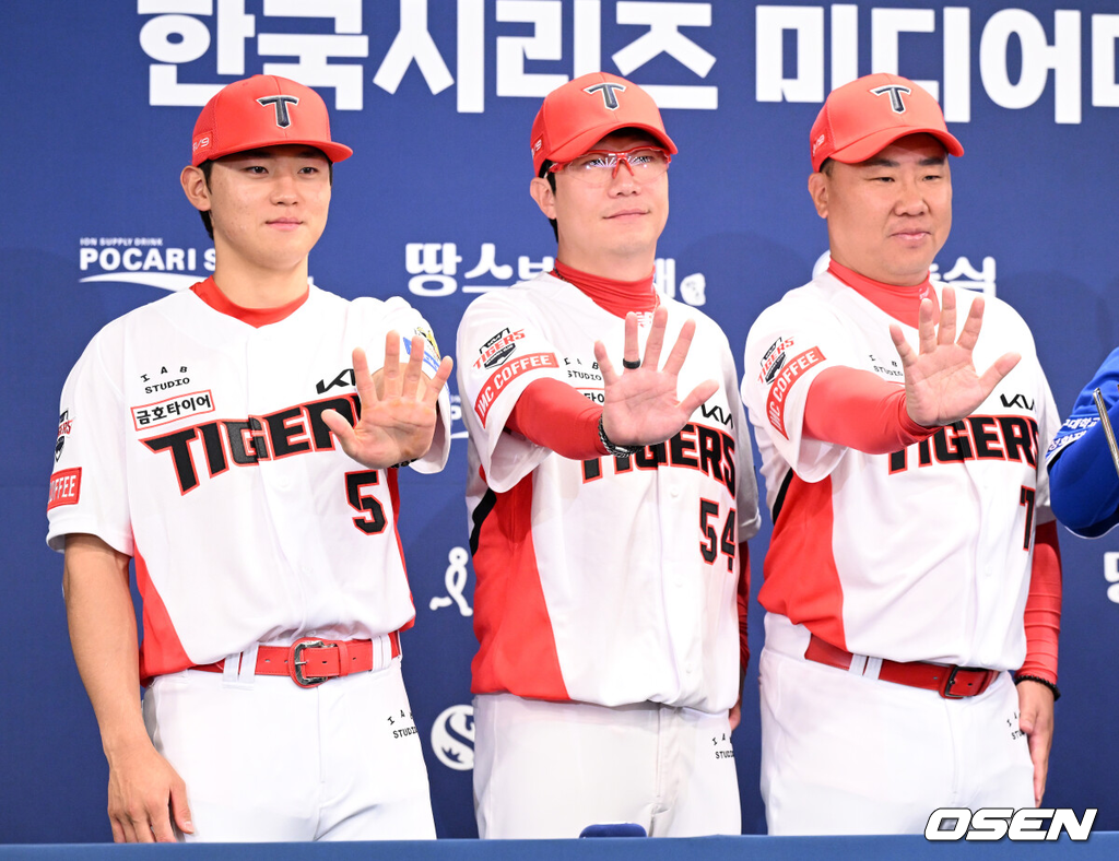 20일 오후 광주 라마다플라자 충장호텔에서 2024 신한 SOL뱅크 KBO 한국시리즈 미디어데이가 열렸다.7년 만의 통합 우승을 노리는 KIA에서는 이범호 감독과 양현종, 김도영이 참석했으며 10년 만에 정상 탈환을 노리는 삼성에서는 박진만 감독과 강민호, 김영웅이 참석했다.KIA 김도영, 양현종, 이범호 감독이 포토타임을 가지고 있다. 2024.10.20 / sunday@osen.co.kr