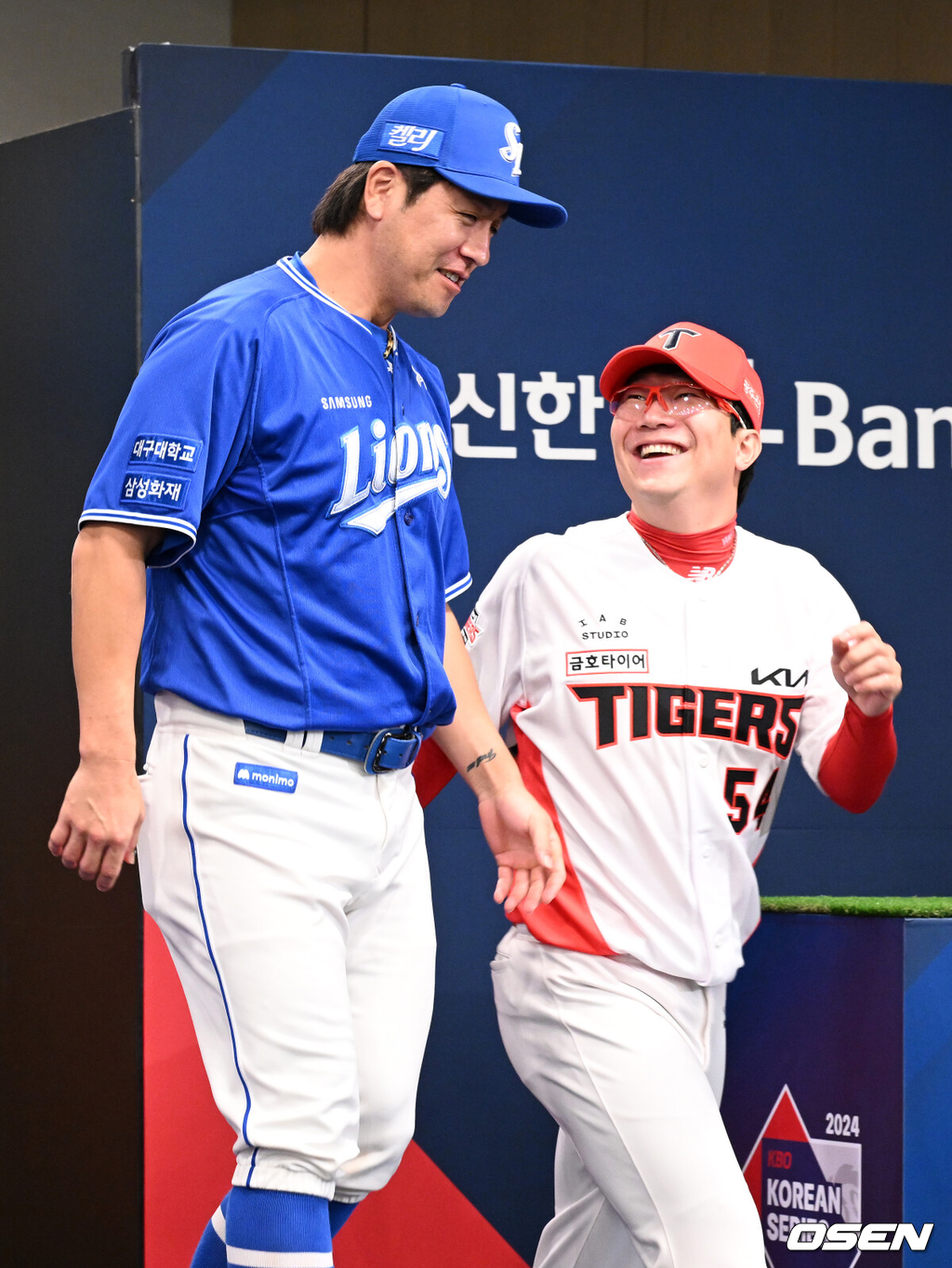 20일 오후 광주 라마다플라자 충장호텔에서 2024 신한 SOL뱅크 KBO 한국시리즈 미디어데이가 열렸다.7년 만의 통합 우승을 노리는 KIA에서는 이범호 감독과 양현종, 김도영이 참석했으며 10년 만에 정상 탈환을 노리는 삼성에서는 박진만 감독과 강민호, 김영웅이 참석했다.삼성 강민호, KIA 양현종이 인사를 하고 있다. 2024.10.20 / sunday@osen.co.kr