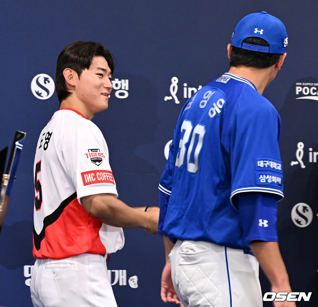 20일 오후 광주 라마다플라자 충장호텔에서 2024 신한 SOL뱅크 KBO 한국시리즈 미디어데이가 열렸다.7년 만의 통합 우승을 노리는 KIA에서는 이범호 감독과 양현종, 김도영이 참석했으며 10년 만에 정상 탈환을 노리는 삼성에서는 박진만 감독과 강민호, 김영웅이 참석했다.KIA 김도영, 삼성 김영웅이 인사를 나누고 있다. 2024.10.20 / sunday@osen.co.kr