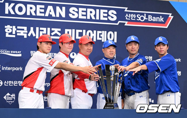 20일 오후 광주 라마다플라자 충장호텔에서 2024 신한 SOL뱅크 KBO 한국시리즈 미디어데이가 열렸다.7년 만의 통합 우승을 노리는 KIA에서는 이범호 감독과 양현종, 김도영이 참석했으며 10년 만에 정상 탈환을 노리는 삼성에서는 박진만 감독과 강민호, 김영웅이 참석했다.KIA 김도영, 양현종, 이범호 감독, 삼성 박진만, 강민호, 김영웅이 예상 시리즈 전적을 손바닥으로 표시하고 있다. 2024.10.20 / sunday@osen.co.kr