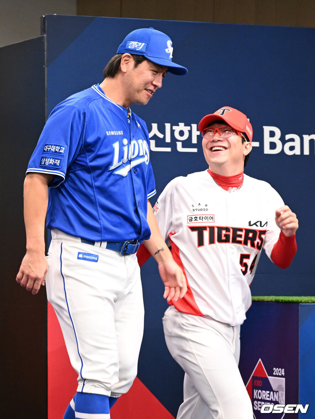 20일 오후 광주 라마다플라자 충장호텔에서 2024 신한 SOL뱅크 KBO 한국시리즈 미디어데이가 열렸다.7년 만의 통합 우승을 노리는 KIA에서는 이범호 감독과 양현종, 김도영이 참석했으며 10년 만에 정상 탈환을 노리는 삼성에서는 박진만 감독과 강민호, 김영웅이 참석했다. 삼성 강민호, KIA 양현종이 인사를 하고 있다. 2024.10.20 / sunday@osen.co.kr