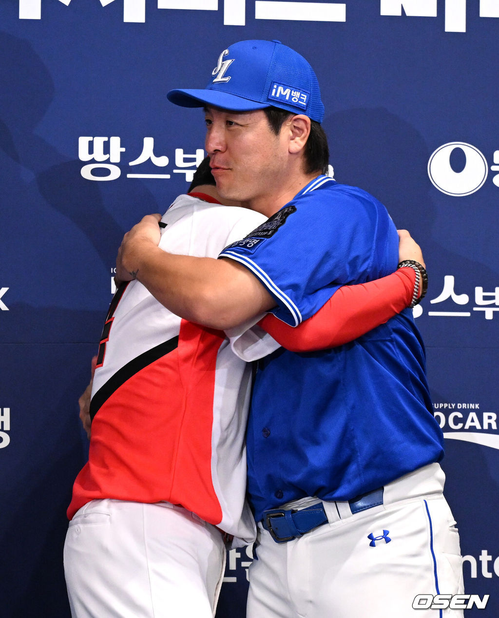 20일 오후 광주 라마다플라자 충장호텔에서 2024 신한 SOL뱅크 KBO 한국시리즈 미디어데이가 열렸다.7년 만의 통합 우승을 노리는 KIA에서는 이범호 감독과 양현종, 김도영이 참석했으며 10년 만에 정상 탈환을 노리는 삼성에서는 박진만 감독과 강민호, 김영웅이 참석했다. KIA 양현종, 삼성 강민호가 인사를 하고 있다. 2024.10.20 / sunday@osen.co.kr