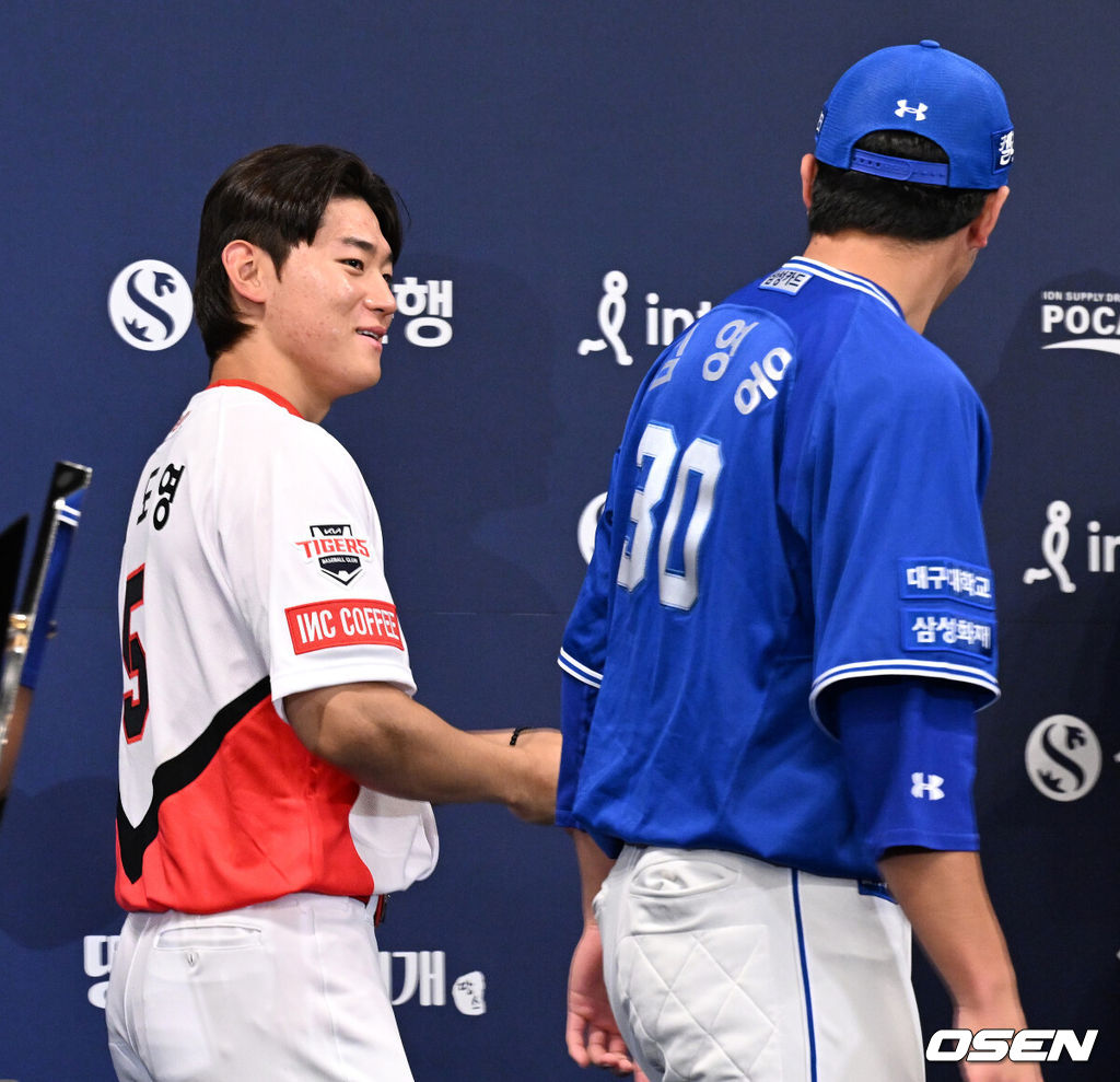 20일 오후 광주 라마다플라자 충장호텔에서 2024 신한 SOL뱅크 KBO 한국시리즈 미디어데이가 열렸다. KIA 김도영, 삼성 김영웅이 인사를 나누고 있다. 2024.10.20 / sunday@osen.co.kr