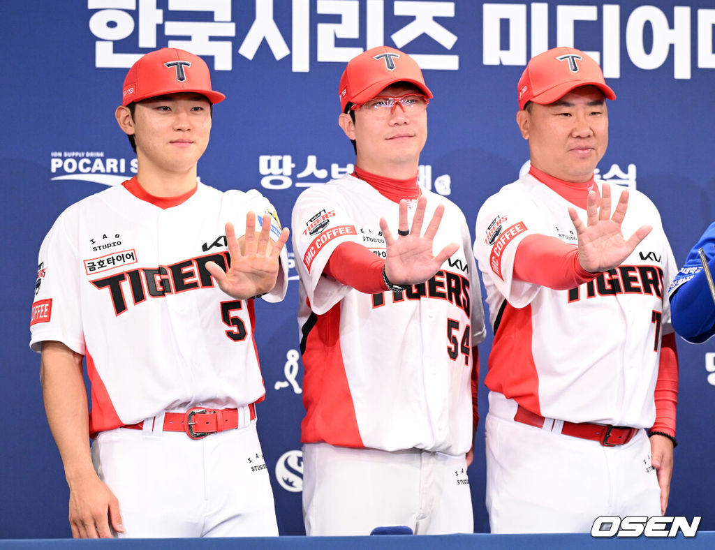 20일 오후 광주 라마다플라자 충장호텔에서 2024 신한 SOL뱅크 KBO 한국시리즈 미디어데이가 열렸다. KIA 김도영, 양현종, 이범호 감독이 포토타임을 가지고 있다. 2024.10.20 / sunday@osen.co.kr