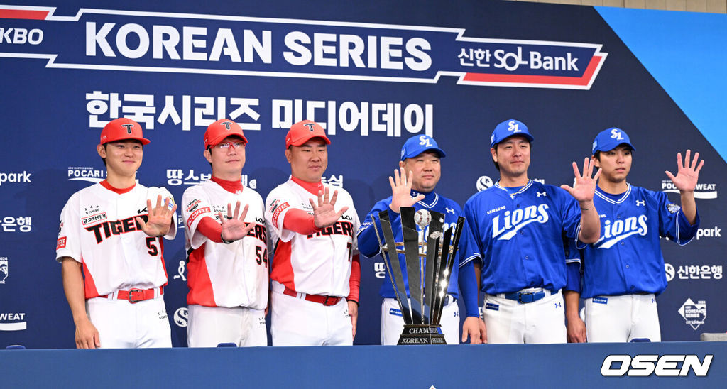 20일 오후 광주 라마다플라자 충장호텔에서 2024 신한 SOL뱅크 KBO 한국시리즈 미디어데이가 열렸다.7년 만의 통합 우승을 노리는 KIA에서는 이범호 감독과 양현종, 김도영이 참석했으며 10년 만에 정상 탈환을 노리는 삼성에서는 박진만 감독과 강민호, 김영웅이 참석했다. KIA 김도영, 양현종, 이범호 감독, 삼성 박진만, 강민호, 김영웅이 예상 시리즈 전적을 손바닥으로 표시하고 있다. 2024.10.20 / sunday@osen.co.kr