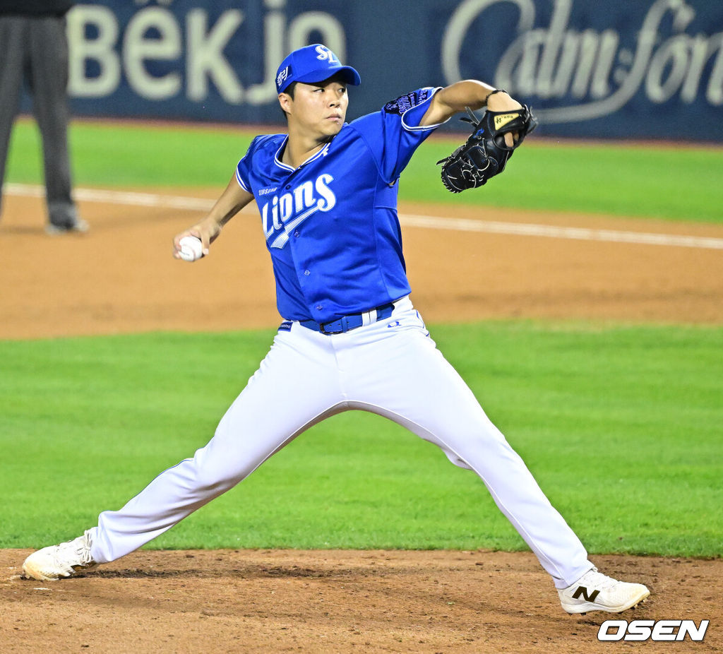 17일 서울 잠실야구장에서 ‘2024 신한 SOL뱅크 KBO 포스트시즌’ 플레이오프 3차전 LG 트윈스와 삼성 라이온즈의 경기가 열렸다.LG는 임찬규, 삼성은 황동재를 3차전 선발 투수로 내세웠다.5회말 2사 1,2루에서 삼성 김윤수가 역투하고 있다. 2024.10.17 / jpnews@osen.co.kr