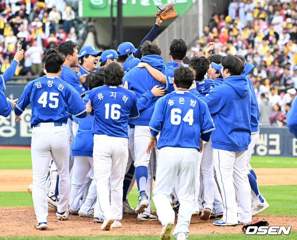 프로야구 삼성 라이온즈가 LG 트윈스를 꺾고 한국시리즈에 진출했다.프로야구 삼성은 19일 서울 잠실구장에서 열린 2024 KBO리그 포스트시즌 플레이오프(5전 3선승제) 4차전 LG와 경기에서 1-0으로 승리했다. 1~2차전을 승리한 삼성은 시리즈 전적 3승 1패를 기록, 2015년 이후 9년 만에 한국시리즈(7전 4선승제)에 진출했다. 경기 종료 후 삼성 선수들이 승리의 기쁨을 나누고 있다. 2024.10.19 / sunday@osen.co.kr