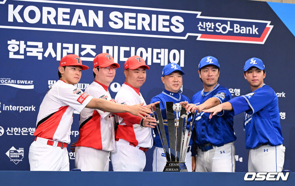 20일 오후 광주 라마다플라자 충장호텔에서 2024 신한 SOL뱅크 KBO 한국시리즈 미디어데이가 열렸다.7년 만의 통합 우승을 노리는 KIA에서는 이범호 감독과 양현종, 김도영이 참석했으며 10년 만에 정상 탈환을 노리는 삼성에서는 박진만 감독과 강민호, 김영웅이 참석했다. KIA 김도영, 양현종, 이범호 감독, 삼성 박진만, 강민호, 김영웅이 예상 시리즈 전적을 손바닥으로 표시하고 있다. 2024.10.20 / sunday@osen.co.kr