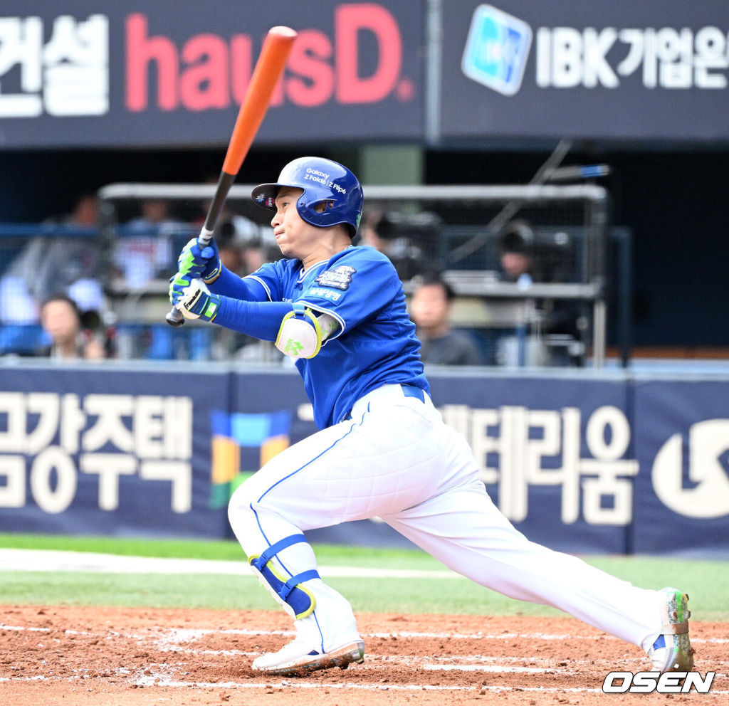 19일 서울 잠실야구장에서 ‘2024 신한 SOL뱅크 KBO 포스트시즌’ 플레이오프 4차전 LG 트윈스와 삼성 라이온즈의 경기가 열렸다.LG는 엔스, 삼성은 레예스를 4차전 선발 투수로 내세웠다.9회초 2사 1루에서 삼성 김헌곤이 안타를 치고 있다. 2024.10.19 / sunday@osen.co.kr