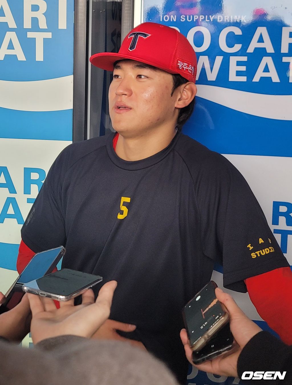 KIA 김도영이 21일 광주-기아 챔피언스필드에서 열리는 2024 KBO 한국시리즈 1차전을 앞두고 취재진과 인터뷰를 하고 있다. /what@osen.co.kr