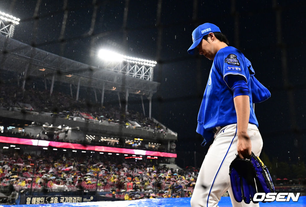 21일 광주 기아챔피언스필드에서 2024 신한 SOL뱅크 KBO 한국시리즈 1차전 KIA 타이거즈와 삼성 라이온즈의 경기가 열렸다.KIA는 네일, 삼성은 원태인을 선발 투수로 내세웠다.경기에 앞서 삼성 원태인이 몸을 풀고 더그아웃으로 향하고 있다. 2024.10.21 / jpnews@osen.co.kr