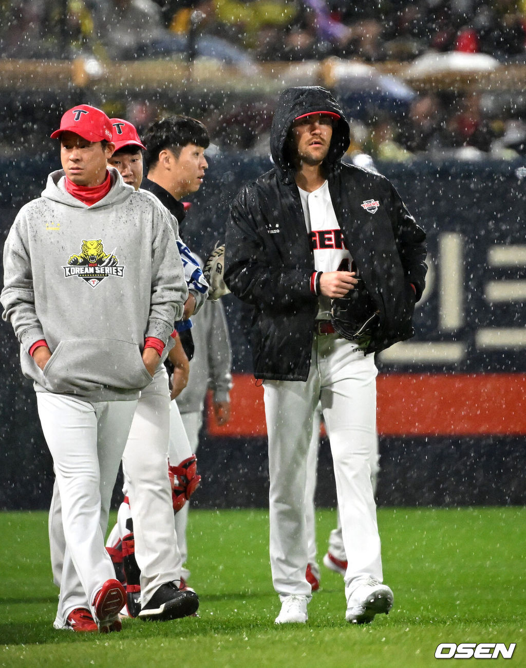 21일 광주 기아챔피언스필드에서 2024 신한 SOL뱅크 KBO 한국시리즈 1차전 KIA 타이거즈와 삼성 라이온즈의 경기가 열렸다.KIA는 네일, 삼성은 원태인을 선발 투수로 내세웠다.몸을 풀던 네일이 빗줄기가 굵어지자 더그아웃으로 가고 있다. 2024.10.21 / sunday@osen.co.kr