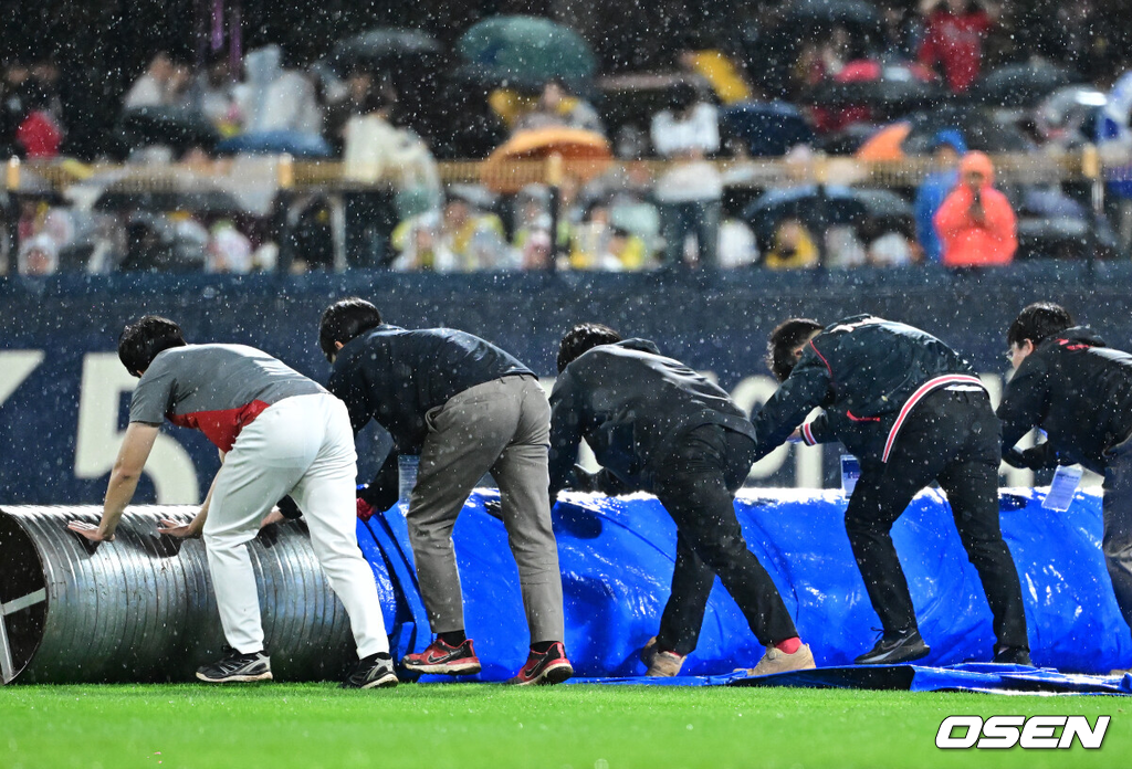 21일 광주 기아챔피언스필드에서 2024 신한 SOL뱅크 KBO 한국시리즈 1차전 KIA 타이거즈와 삼성 라이온즈의 경기가 열렸다. KIA는 네일, 삼성은 원태인을 선발 투수로 내세웠다. 경기에 앞서 비가 굵어지며 다시 그라운드에 방수포를 덮고 있다. 2024.10.21 / jpnews@osen.co.kr