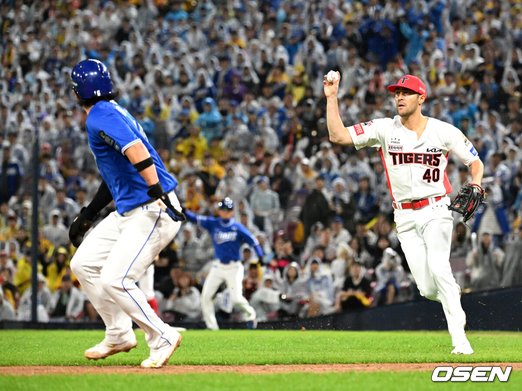 21일 광주 기아챔피언스필드에서 2024 신한 SOL뱅크 KBO 한국시리즈 1차전 KIA 타이거즈와 삼성 라이온즈의 경기가 열렸다. KIA는 네일, 삼성은 원태인을 선발 투수로 내세웠다. 3회초 1사 3루에서 삼성 김헌곤의 땅볼 타구를 잡은 KIA 네일이 3루-홈 간 런다운에 걸린 3루주자 류지혁을 태그아웃 처리하고 있다. 2024.10.21 / sunday@osen.co.kr