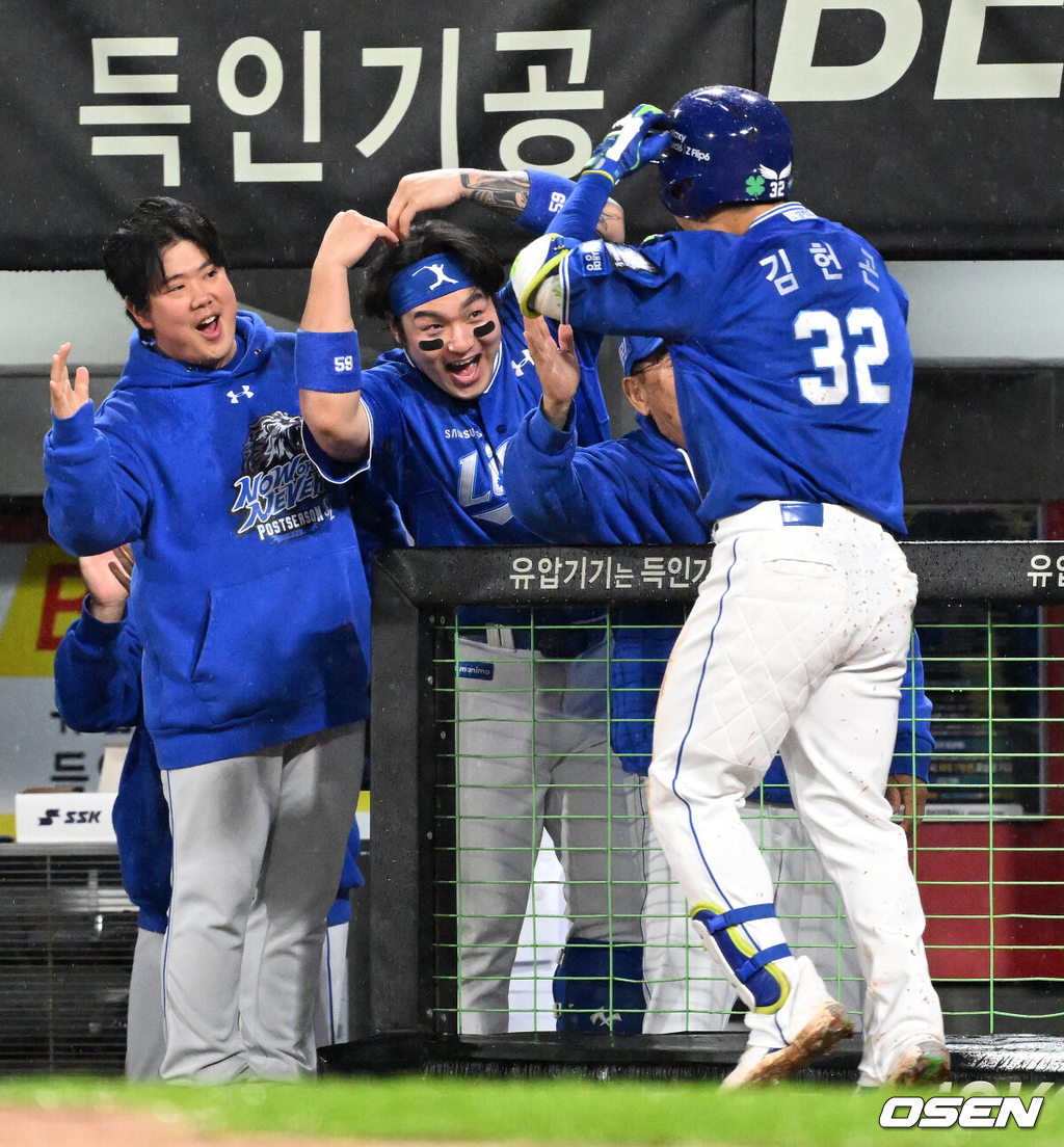 21일 광주 기아챔피언스필드에서 2024 신한 SOL뱅크 KBO 한국시리즈 1차전 KIA 타이거즈와 삼성 라이온즈의 경기가 열렸다.KIA는 네일, 삼성은 원태인을 선발 투수로 내세웠다.6회초 삼성 김헌곤의 우월 솔로 홈런 때 삼성 박병호가 더그아웃에서 환호하고 있다. 2024.10.21 / sunday@osen.co.kr