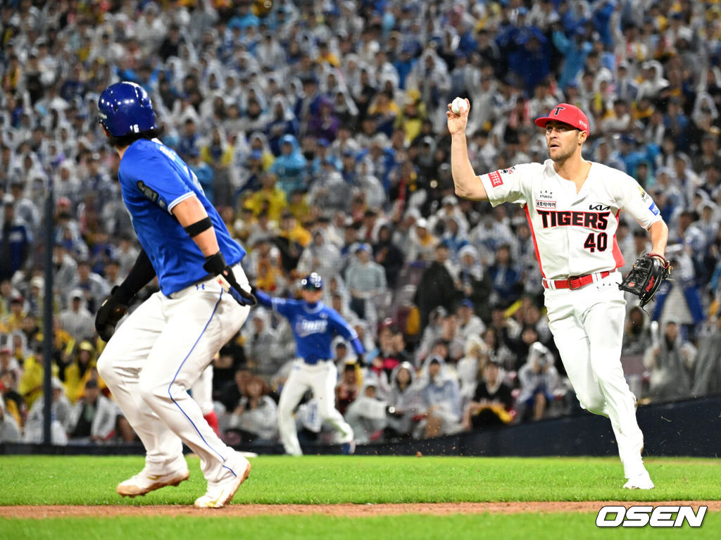 21일 광주 기아챔피언스필드에서 2024 신한 SOL뱅크 KBO 한국시리즈 1차전 KIA 타이거즈와 삼성 라이온즈의 경기가 열렸다.KIA는 네일, 삼성은 원태인을 선발 투수로 내세웠다.3회초 1사 3루에서 삼성 김헌곤의 땅볼 타구를 잡은 KIA 네일이 3루-홈 간 런다운에 걸린 3루주자 류지혁을 태그아웃 처리하고 있다. 2024.10.21 / sunday@osen.co.kr