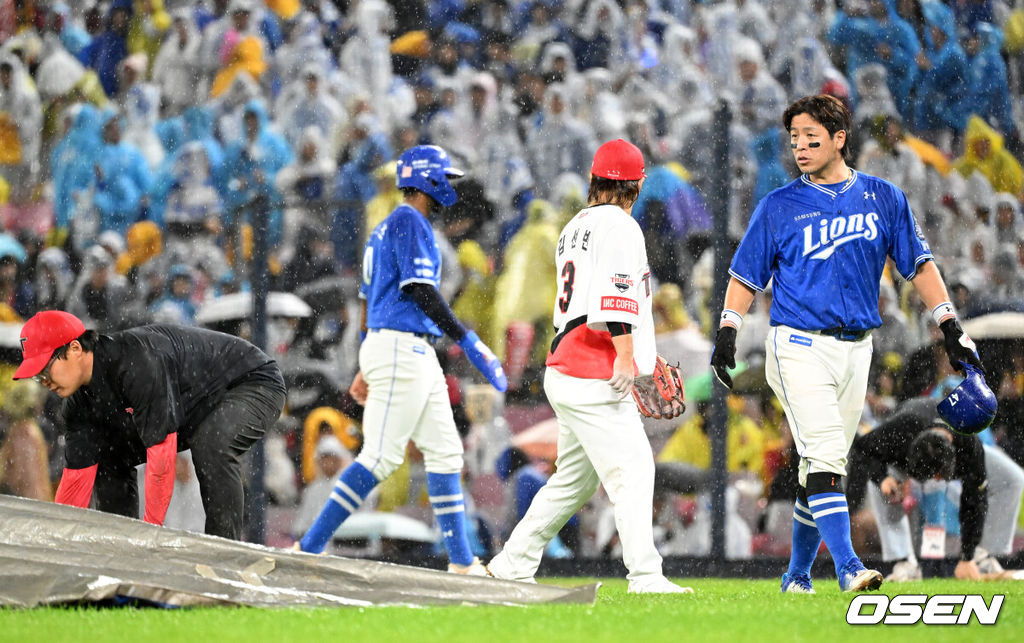 21일 광주 기아챔피언스필드에서 2024 신한 SOL뱅크 KBO 한국시리즈 1차전 KIA 타이거즈와 삼성 라이온즈의 경기가 열렸다.KIA는 네일, 삼성은 원태인을 선발 투수로 내세웠다.6회초 많은 비에 경기가 중단되고 있다. 2024.10.21 / sunday@osen.co.kr