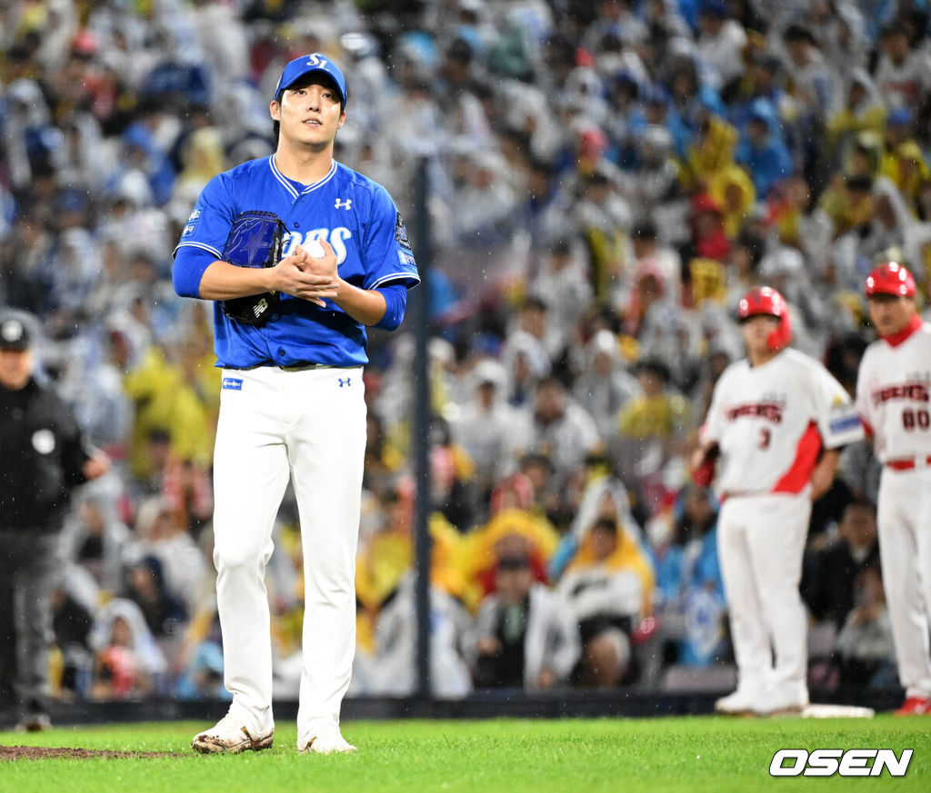 21일 광주 기아챔피언스필드에서 2024 신한 SOL뱅크 KBO 한국시리즈 1차전 KIA 타이거즈와 삼성 라이온즈의 경기가 열렸다.KIA는 네일, 삼성은 원태인을 선발 투수로 내세웠다.4회말 2사 1루에서 삼성 원태인이 KIA 김선빈에게 볼넷을 허용하고 아쉬워하고 있다. 2024.10.21 / sunday@osen.co.kr