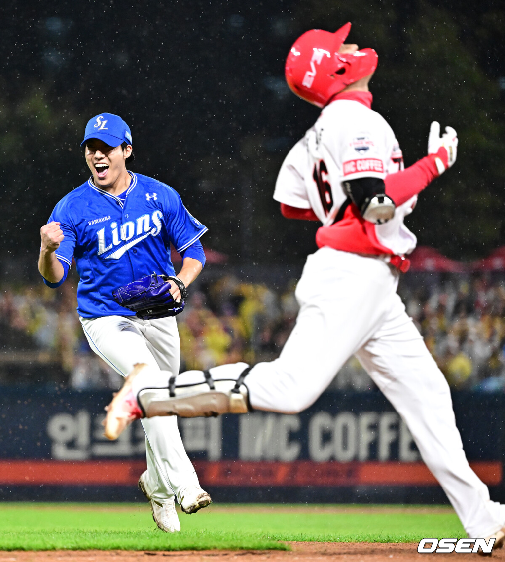 21일 광주 기아챔피언스필드에서 2024 신한 SOL뱅크 KBO 한국시리즈 1차전 KIA 타이거즈와 삼성 라이온즈의 경기가 열렸다.KIA는 네일, 삼성은 원태인을 선발 투수로 내세웠다.4회말 2사 1,2루에서 삼성 원태인이 KIA 최원준을 투수 앞 땅볼로 처리하며 기뻐하고 있다. 2024.10.21 / jpnews@osen.co.kr