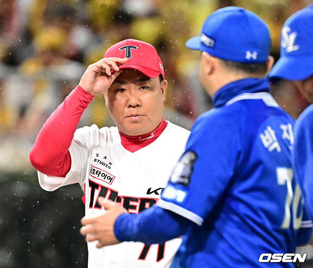 21일 광주 기아챔피언스필드에서 2024 신한 SOL뱅크 KBO 한국시리즈 1차전 KIA 타이거즈와 삼성 라이온즈의 경기가 열렸다.KIA는 네일, 삼성은 원태인을 선발 투수로 내세웠다.KIA 이범호 감독과 삼성 박진만 감독이 인사를 나누고 있다. 2024.10.21 / jpnews@osen.co.kr