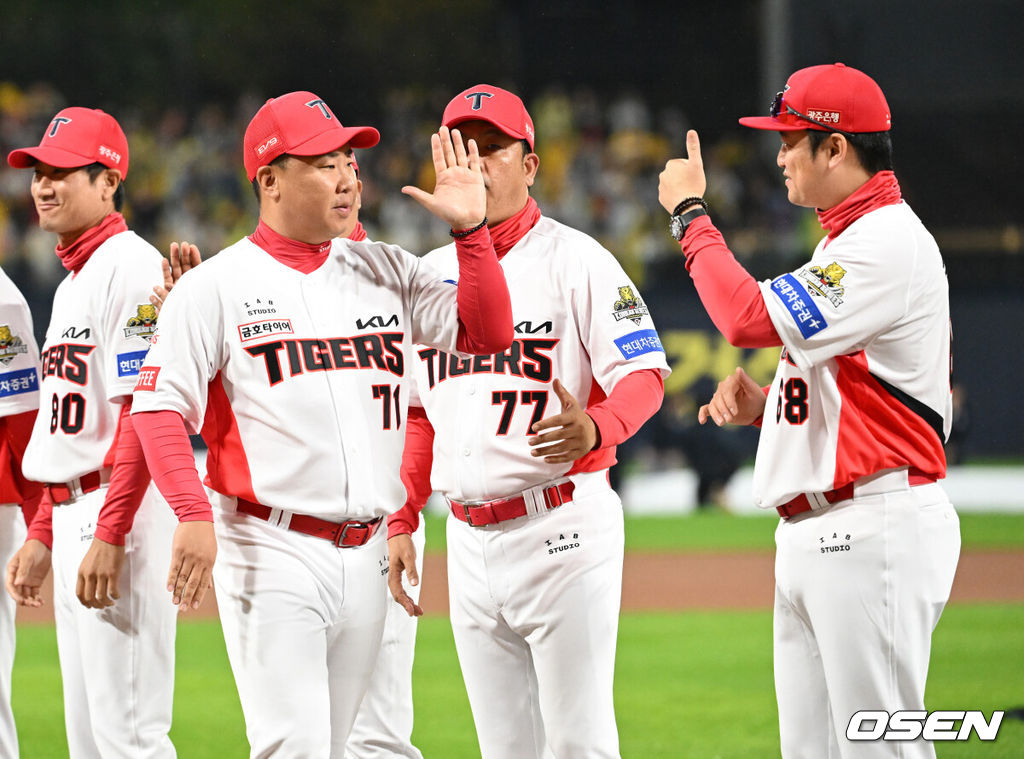 21일 광주 기아챔피언스필드에서 2024 신한 SOL뱅크 KBO 한국시리즈 1차전 KIA 타이거즈와 삼성 라이온즈의 경기가 열렸다.KIA는 네일, 삼성은 원태인을 선발 투수로 내세웠다.경기에 앞서 KIA 이범호 감독이 코치진과 하이파이브를 하고 있다. 2024.10.21 / sunday@osen.co.kr