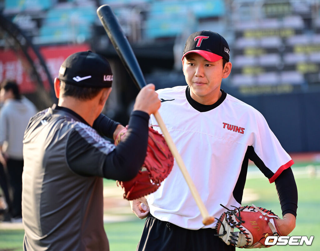 8일 수원KT위즈파크에서 2024 신한 SOL뱅크 KBO 포스트시즌 준플레이오프 3차전 KT 위즈와 LG 트윈스의 경기가 열릴 예정인 가운데 양 팀 훈련이 진행됐다. 경기 시작에 앞서 LG 이주헌이 훈련을 하고있다. 2024.10.08/ ksl0919@osen.co.kr