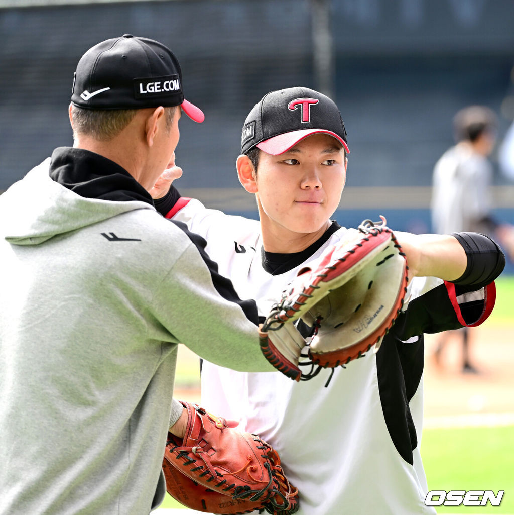 19일 서울 잠실야구장에서 ‘2024 신한 SOL뱅크 KBO 포스트시즌’ 플레이오프 4차전 LG 트윈스와 삼성 라이온즈의 경기가 열린다. LG 이주헌이 박경완 코치의 지도를 받으며 훈련하고 있다. 2024.10.19 / dreamer@osen.co.kr