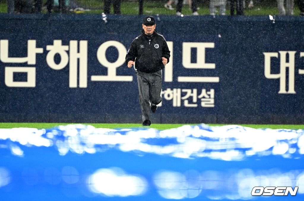 한국시리즈 사상 최초로 우천 서스펜디드 경기가 생겼다. 21일 광주-기아 챔피언스필드에서 열린 2024 프로야구 한국시리즈 1차전이 많은 비로 인해 경기를 완성하지 못했다. 6회초 삼성이 1-0으로 앞선 가운데 경기가 중단됐다. 비는 끝내 그치지 않았고 서스펜디드를 선언했다. 양팀은 22일 오후 4시부터 나머지 경기를 치른다. 포스트시즌 사상 첫 서스펜디드 경기였다.   그라운드를 점검한 심판진이 중단을 선언하고 있다. 2024.10.21 / sunday@osen.co.kr