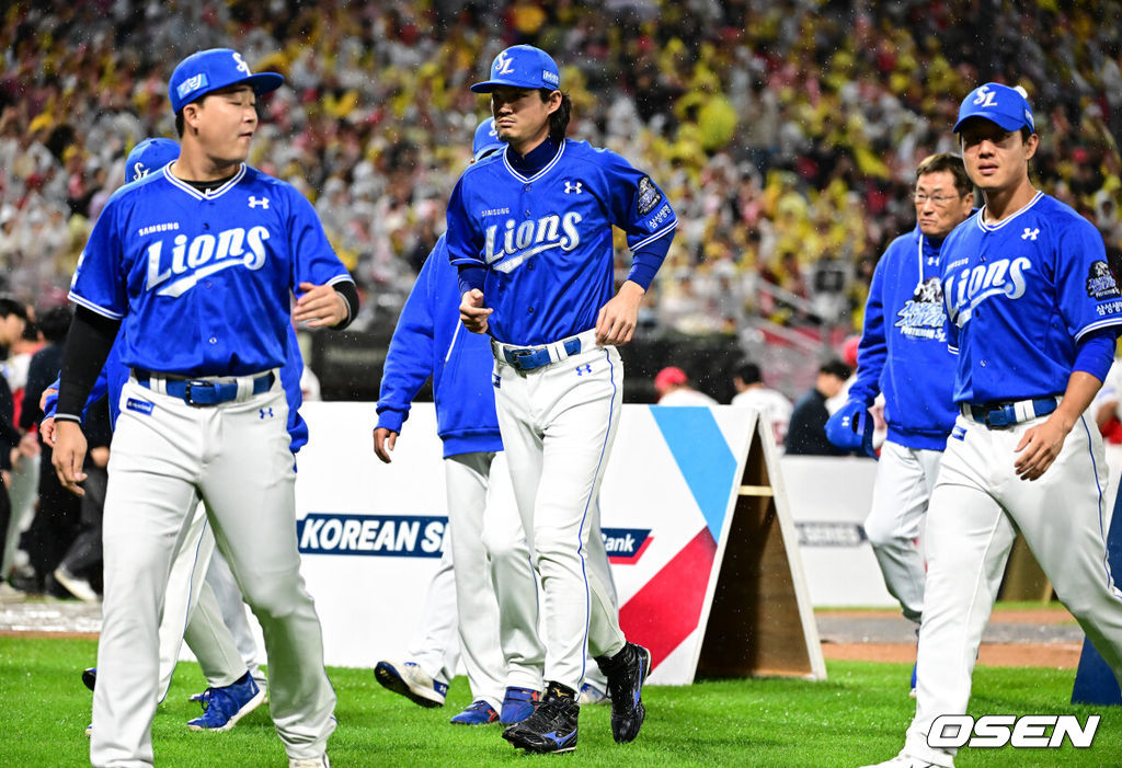 21일 광주 기아챔피언스필드에서 2024 신한 SOL뱅크 KBO 한국시리즈 1차전 KIA 타이거즈와 삼성 라이온즈의 경기가 열렸다.KIA는 네일, 삼성은 원태인을 선발 투수로 내세웠다.삼성 구자욱이 식전 행사를 마치고 더그아웃으로 이동하고 있다. 2024.10.21 / jpnews@osen.co.kr