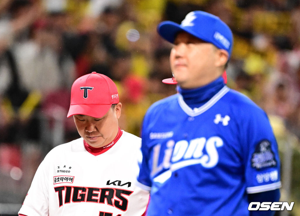 21일 광주 기아챔피언스필드에서 2024 신한 SOL뱅크 KBO 한국시리즈 1차전 KIA 타이거즈와 삼성 라이온즈의 경기가 열렸다.KIA는 네일, 삼성은 원태인을 선발 투수로 내세웠다.식전 행사에서 KIA 이범호 감독이 그라운드에 입장하고 있다. 2024.10.21 / jpnews@osen.co.kr